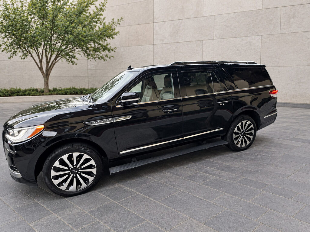 Lincoln Navigator side exterior